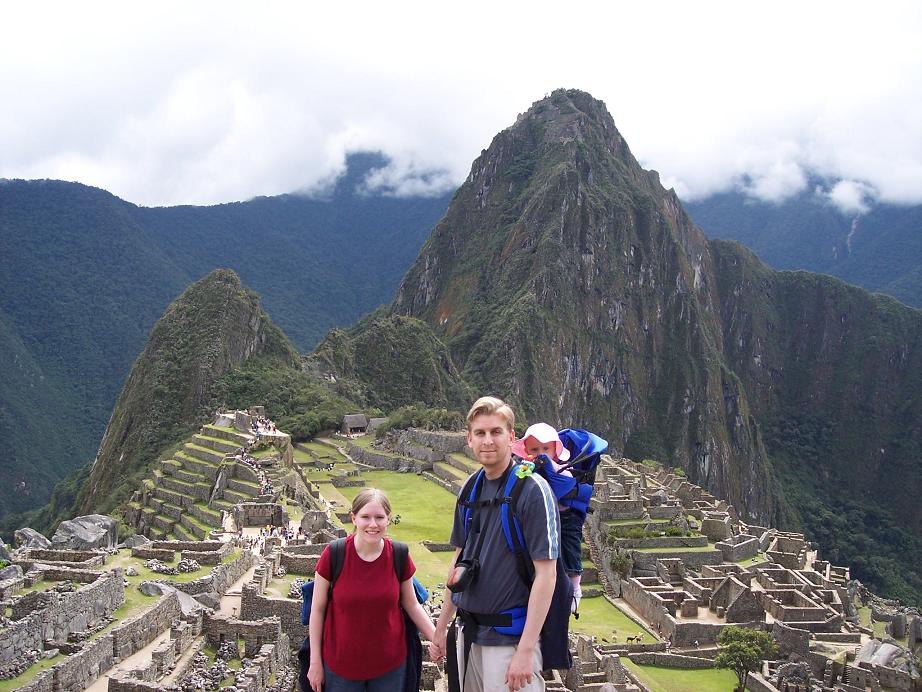 Fuimos a Peru el junio de 2006.  En la foto, sale David cargando a Mary, y Lisa embarazada con Anna.
David B Luke
10 Apr 2007