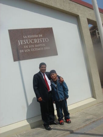 Foto tomada en la salida de la Iglesia con mi sobrino Jair el nos visita despues de tiempo vino de Japon
Luis Enrique  Jave Albildo
09 Aug 2007