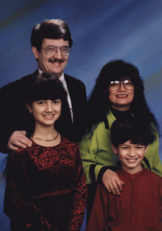 Un retrato familiar de 1998.  La Pamela ahora sobrepasa a su mamá de altura, y el Kevin actualmente tiene mi porte.
Rick Papo
07 Dec 2003