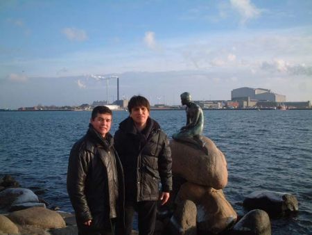 Elder Italo Castro and Elder Harry Trujillo held a reunion in Copenhagen and remember old times serving as companion in Hunter/Arequipa....
Harry  Trujillo
25 Jan 2004