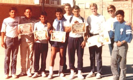 Los ganadores del torneo de Volleyball después de la celebración del 28 de Julio 1984.  ¿Reconocen a todos los misioneros?
Peter Italo Avila
30 Jul 2005