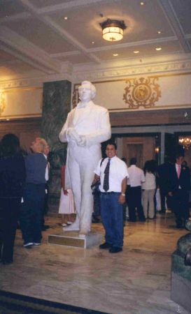 En el Edificio Memorial de Jose Smith, Salt Lake, Utah
Carlos Enrique  Fuentes Murillo
28 Mar 2006
