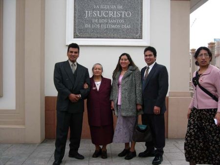 AQUI CON MI HERMANO MAYOR, ANGEL; LUEGO MI MADRECITA INES, MI ESPOSA Y POR ULTIMO YO.
Kayson Aquiles Bejarano Dolorier
17 Apr 2007