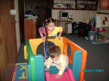 Daneshka y Daniel jugando en el zotano
Milagros Esther Perry
20 Jun 2007