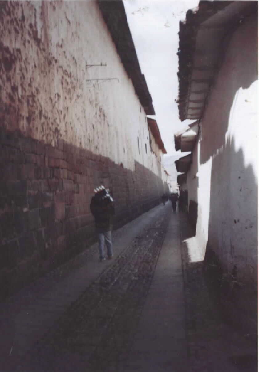 Narrow street in Cusco, near the Plaza de Armas, showing colonial architecture on top of inca foundations
Michael J. Goble
23 Jan 2002