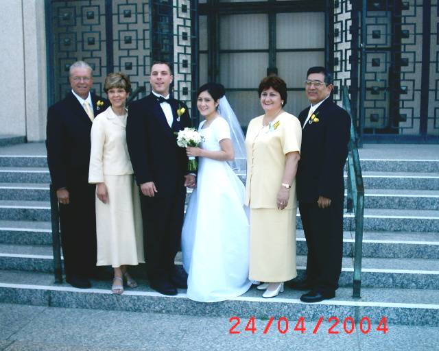 Rosa, su esposo Hunter, el Pdte. y la hna. Rojas, y los padres de Hunter 24 abril 2004 frente al Templo de Los Angeles, EE.UU.
Mike Goble
24 May 2004