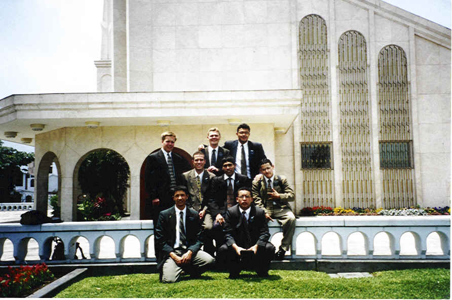 La Zona de Andahuaylas vino a Lima para una conferencia de zona. Elders Schollick, Ormond, Lozano, Palmer, Vasquez, Davila, Arroyave, y Ramos
Luke J Palmer
06 Aug 2005