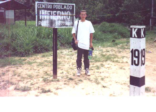 Un pueblito cerca de Pto Maldonado
Michael J. Goble
28 Feb 2001