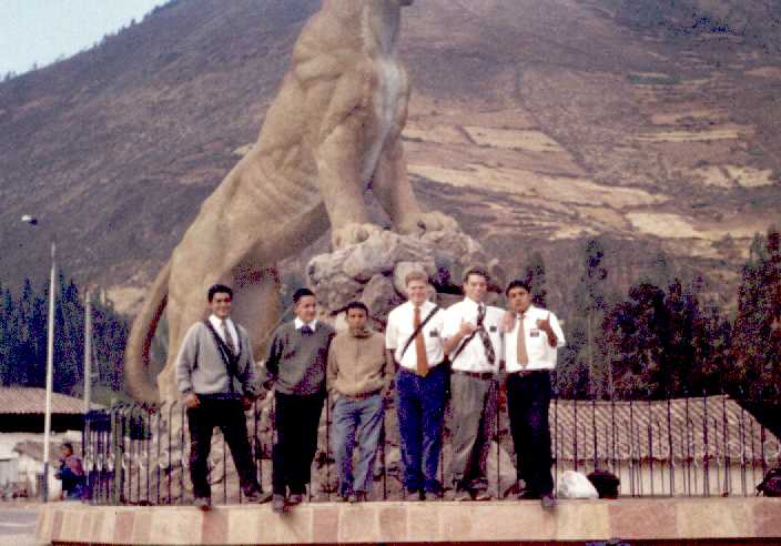 Debajo la estatua: Felix, De la Piedra, Shuña, Hawkley, Dalby, Izquierdo
Marco A. Felix
06 Apr 2001