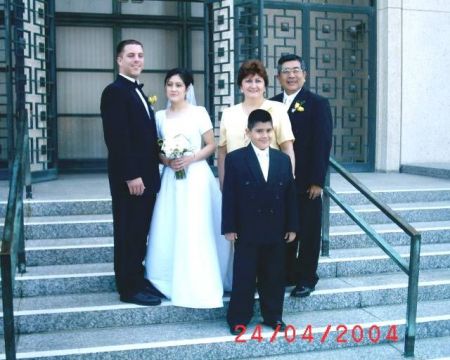 La familia Rojas junto con el esposo de Rosa, frente al templo de Los Angeles, EE.UU.
Mike Goble
24 May 2004