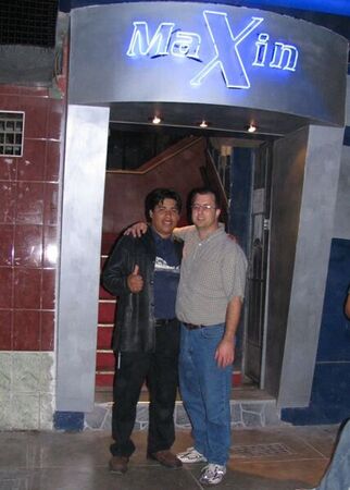 En Lima frente a su discoteca de Milton con John Spowart
John  Spowart
12 Dec 2005