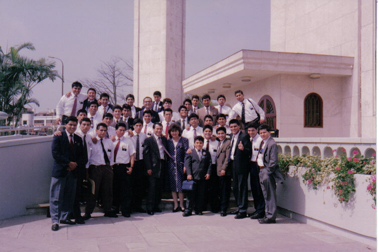 aquiu estamos en una visita al templo despues de una comferencia de l.z.
harold  santos
11 May 2006