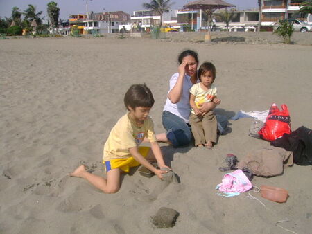 aqui estoy en la playa de huanchaco con mis hijos
maria elena diaz chuquipiondo
22 Jan 2009