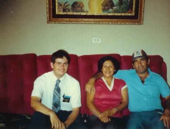Foto de Elder Hinckley con la familia Paluz en 
Chimbote (Barrio Buenos Aires) Peru
Bret  Hinckley
24 Jun 2004