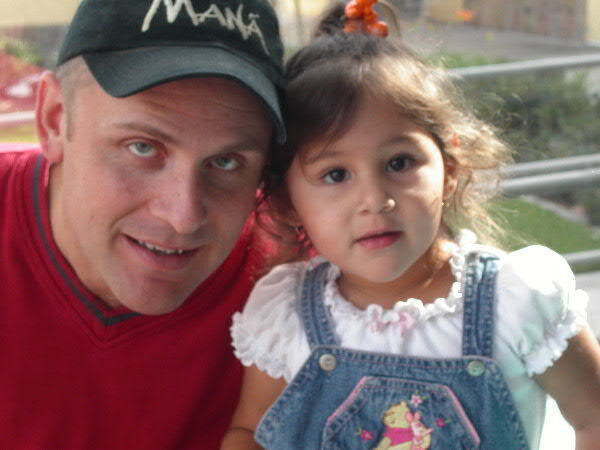 aquí estoy con mi princesita.  pero es más linda aún en persona ja ja.
Curtis  Hemenway
31 Mar 2006