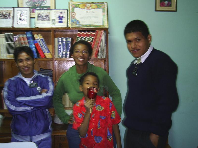 Elder Hommar a quien enseñé el evangelio en Los Olivos en mi última área(el missionero alto)
Liliana Raquel Puma Dilts
30 Jun 2006