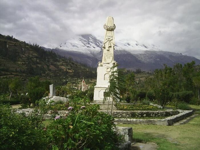 Este lugar es un cementerio, por todos lados hay tumbas puestos en los lugares que supuestamente  vivían las familias que perecieron en el desastre.
Liliana Raquel Puma Dilts
04 Sep 2006