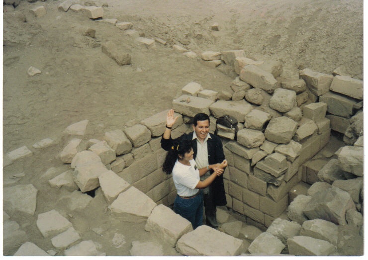 En Pachacamac con hna Vilchez en la pila bautismal que aparece en 