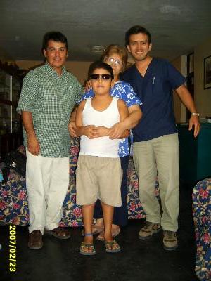 Con mi madre, mi hijo mayor y mi excomp Castellanos, me visito despues de 16 años.
Cristhiam Paiva
18 Jun 2007