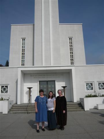 I went with my RS Presidency counselors to the Swiss Temple. Here we are.
Janet Kline Cook
01 Jan 2009
