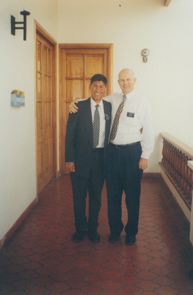 AQUI ESTOY CON EL PTE. JENSEN EN PACASMAYO DESPUES DE UNA CONFERENCIA DE ZONA-1999.
JUAN MARIO  TOTORA CRUZ
16 May 2005