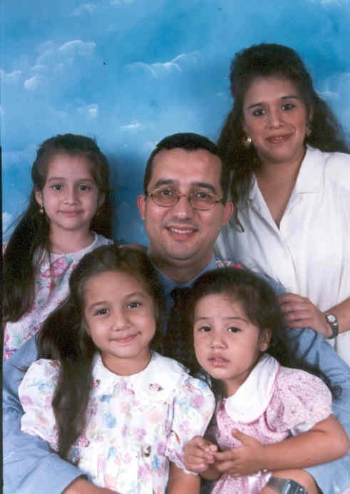 Con mi esposa Jenny (retornada de la MPT tambien) mis hijas Fiorella, Gianella y Danella.
Luis Alfonso ESQUIVEL
12 Aug 2005