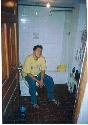 despues de una larga tarea me di con la sorpresa que el baño es blanco jejejeje
jean pierre  vilcas gutierrez
10 Nov 2005