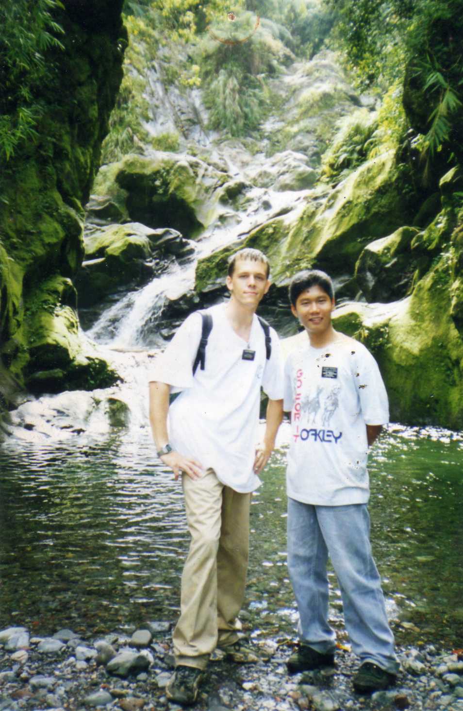 Elders Roberts and Topacio during our Zone activity in La Carlota zone on May 1999. Maybe part of Guintubdan Falls
Elgin Ausejo Topacio
16 Jun 2007