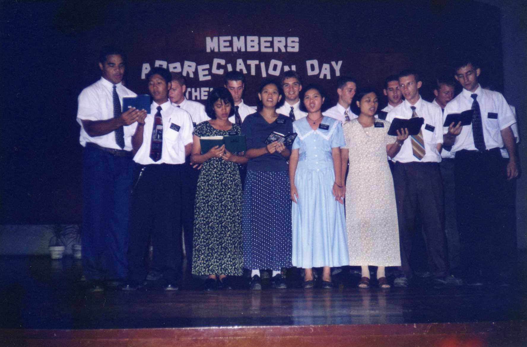 because members in la carlota stake were very supportive, we gave 'em a night to remember.. Missionaries sung a hymn for 'em..
Elgin Ausejo Topacio
09 Jul 2007