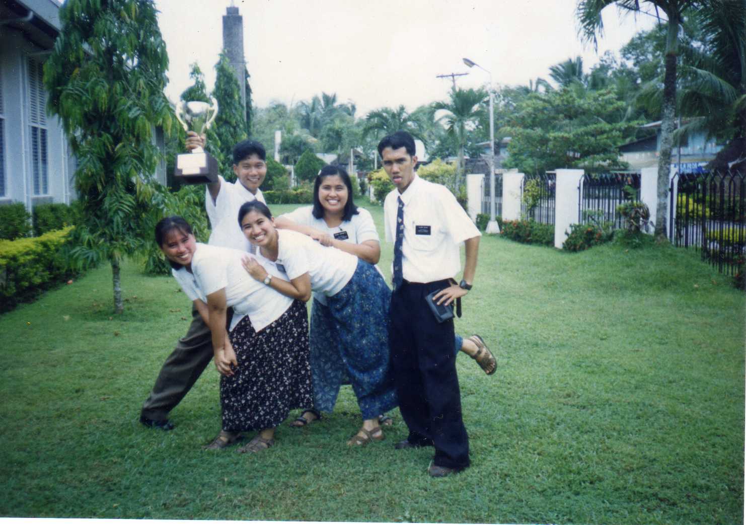 Our zone La Carlota, obtained the highest baptism as one of the qualifications to be awarded as celestial zone. from left sis Ricardel,Bernadas (Dumas), Urdaneta, Elders solis (right), topacio
Elgin Ausejo Topacio
13 Jul 2007