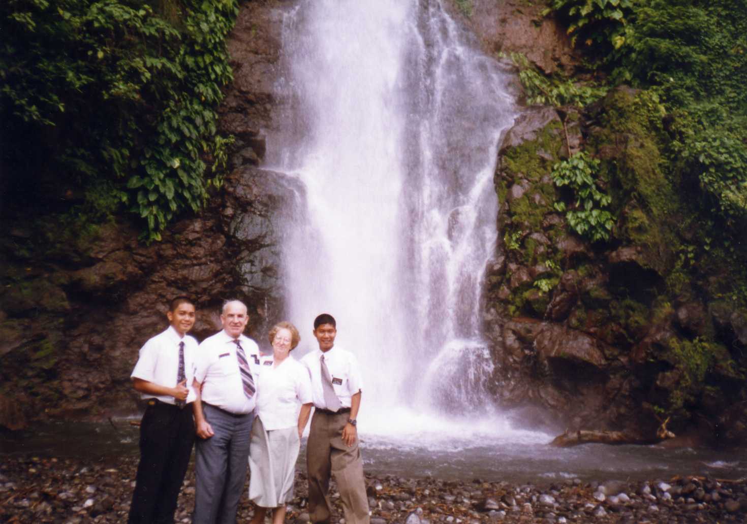 one of nicest Falls' in Canlaon with Elder and Sis. Durrant, Elders Villanueva and Topacio
Elgin Ausejo Topacio
26 Nov 2007