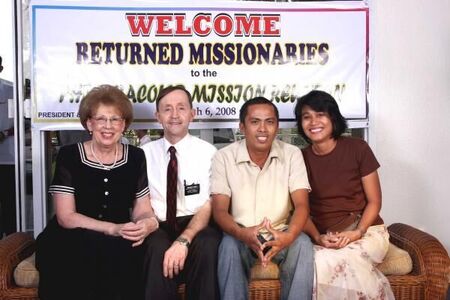 Pres and Sis Smith with Yanga and his wife
Elgin Ausejo Topacio
18 Apr 2008