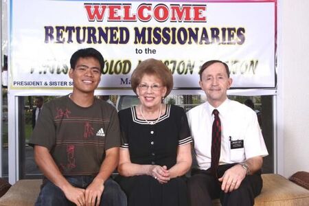 Pres and Sis Smith with Dela Cruz
Elgin Ausejo Topacio
18 Apr 2008