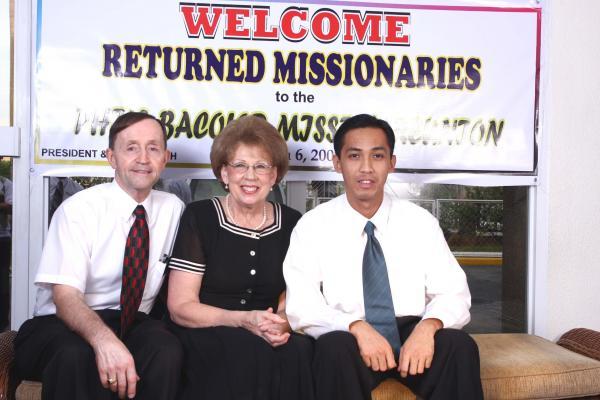 Pres and Sis Smith with .....?
Elgin Ausejo Topacio
27 May 2008
