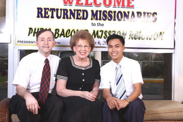 Pres and Sis Smith with .....?
Elgin Ausejo Topacio
27 May 2008
