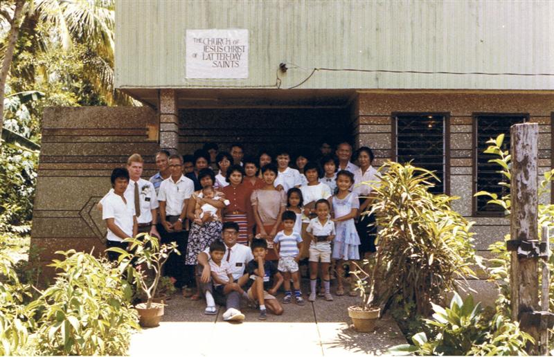 Sunday church meetings were held on the downstairs level of the Missionaries apartment.
Andre'  Mariner
18 Feb 2006