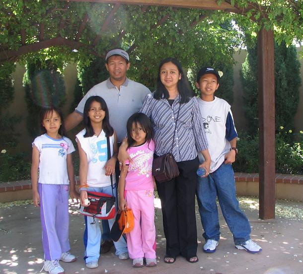 My husband Amelito, son Paulo, daughters Deena, Dana and Dawn
Marlene Mari Peral
28 May 2006