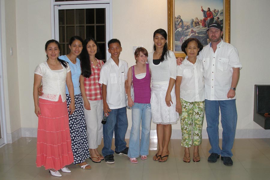 family at a Church activity
June Arcenas Rigg
28 Nov 2006