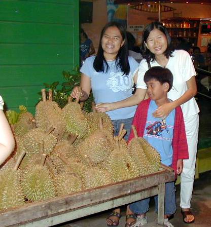 Durian Eating Family
Gloria Canlas Fajardo
12 Dec 2006