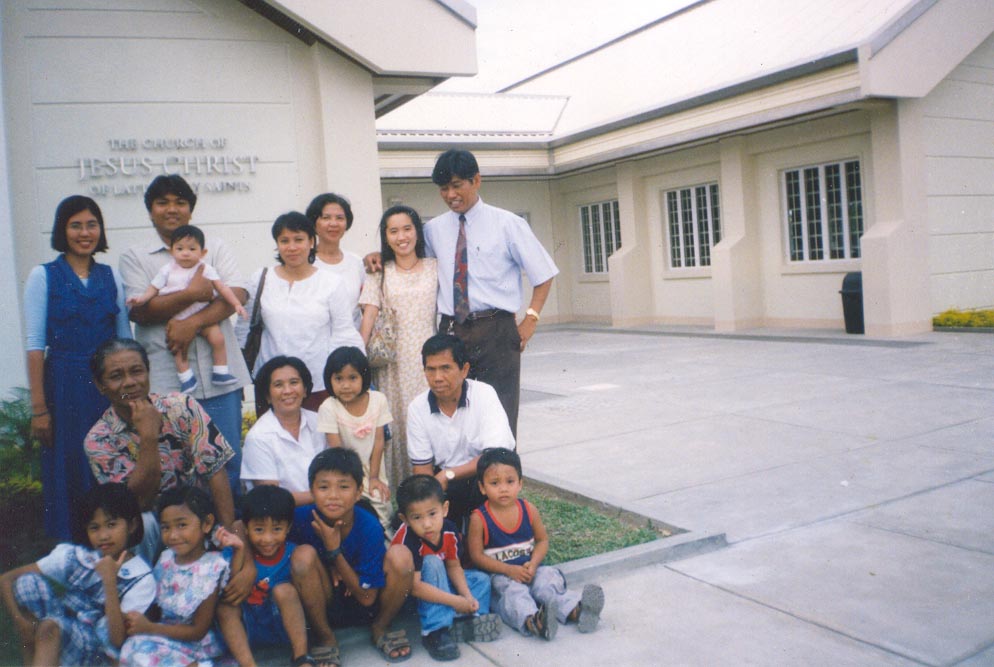 Here's a semi-good shot of the new church building in Aparri, Cagayan.  It's really nice daw.
Richard G.H. Bates II
15 Dec 2003