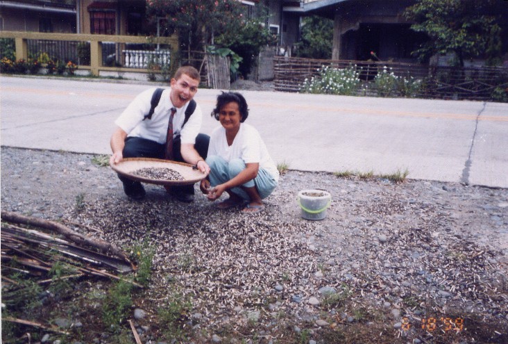 Elder Brown gives some tulong to a sister with her munggo beans on the side of the road in San Manuel.
Jake  Tanner
04 Apr 2004