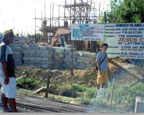 This is the begining stages of the new chapel in 100 islands
James Panaca Hill
15 Nov 2001