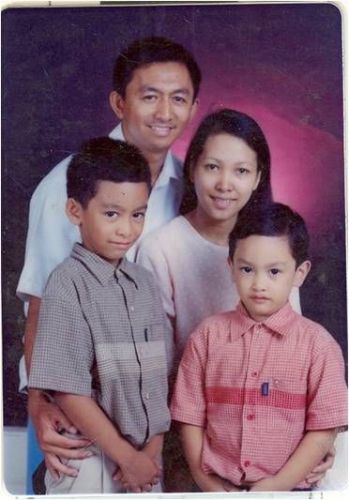 Family Pics_December 2003
Christopher Alameda Barredo
10 Jul 2009