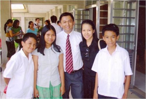 Family Pics_December 2007
With kids Therese(13 yrs. od), Cromwell(12 yrs. old) & Carlo(9 years old)
Christopher Alameda Barredo
10 Jul 2009