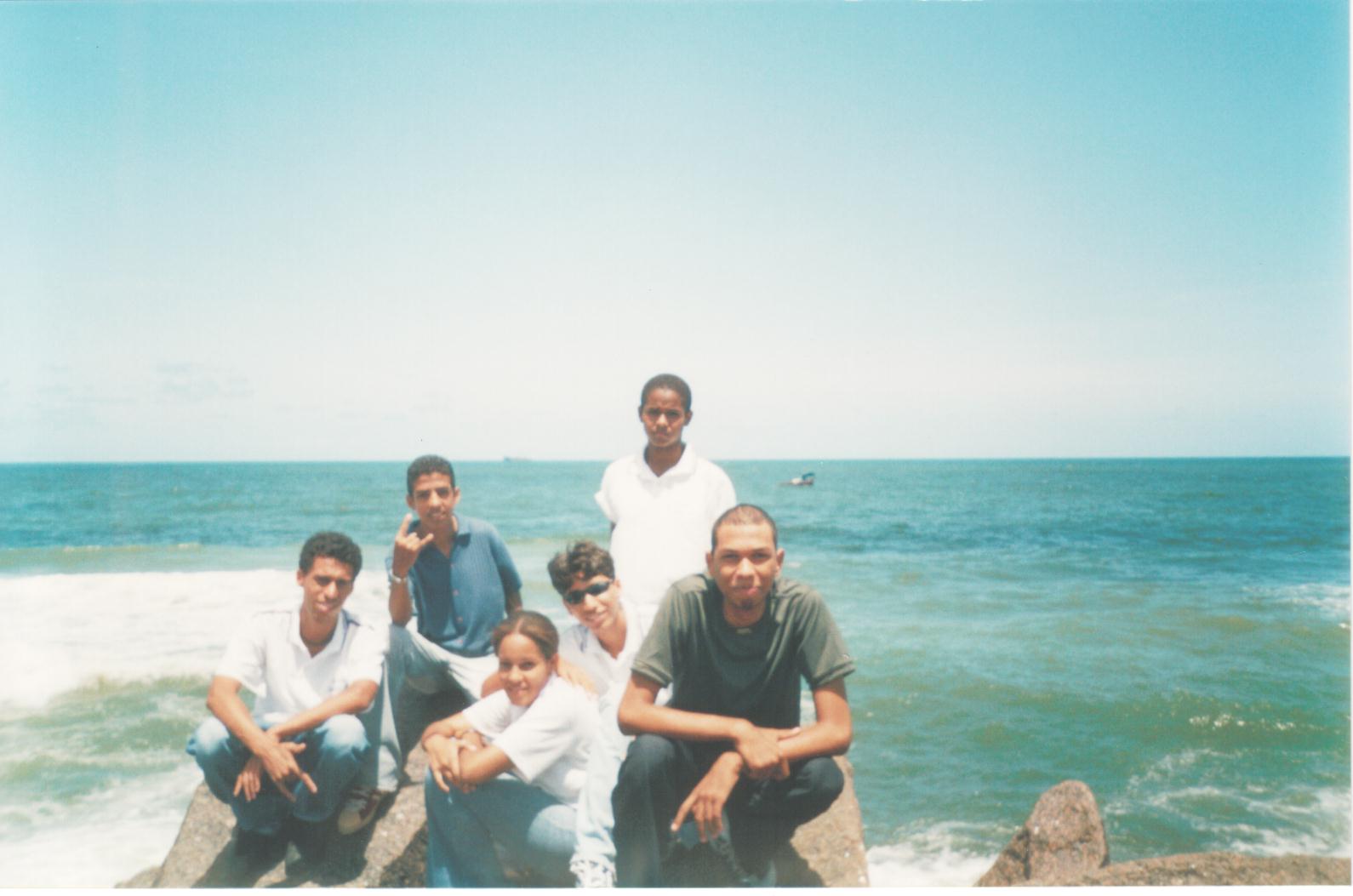 Esta foto foi tirada por um colega meu quando atravessamos a praça do Marco Zero de barco, ao lado do porto aqui de Recife.
Eu sou o que está usando uma camisa verde. Os outros ao meu lado são meus colegas da escola.
Luiz Antonio Barbosa Tavares de Lucena
21 Jan 2005