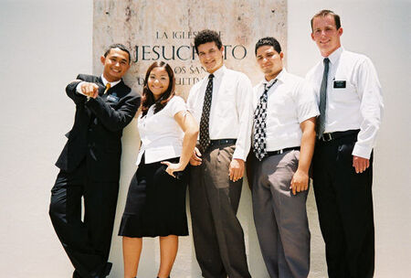 desde la Izquierda Elder Centeno, Paola Morel, Hector Davila, Carlos Rodriguez(mi brother) y Elder Doxey.
Douglas Ernesto  Centeno Hernandez
28 Jan 2006