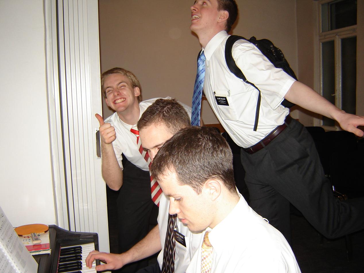 It must be a really good concert because E.Adams is happy and E.Walker is starting to fly..
trebuie sa fie un concert bun pt ca Adams e fericit si Walker incepe sa zboare :)
Ania Popa
15 May 2006