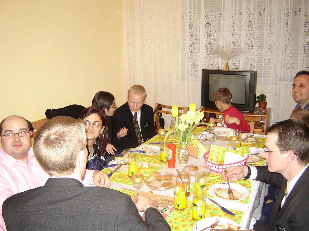 The bithday of E.Adams, Walker,little Bobby at president Mandric home...
Ziua E.Walker , Adams,Bobby acasa la pres Mandric..
Ania Popa
16 May 2006