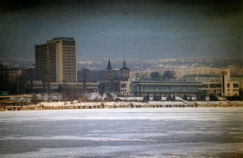 A view of Saratov and the Volga.  Probably taken from the Engels side.
Eric  Veenstra
28 Sep 2001