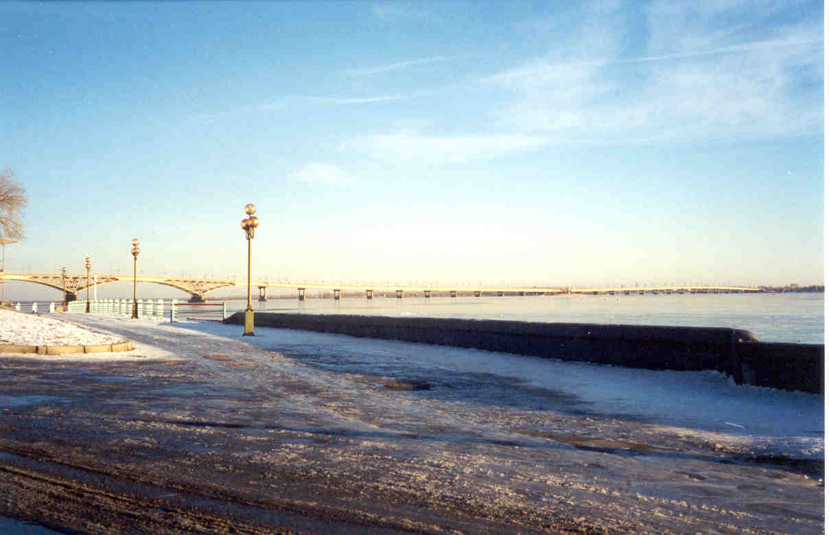 Bridge going from Saratov to Engels
Kevin J. Anderson
26 Jan 2002